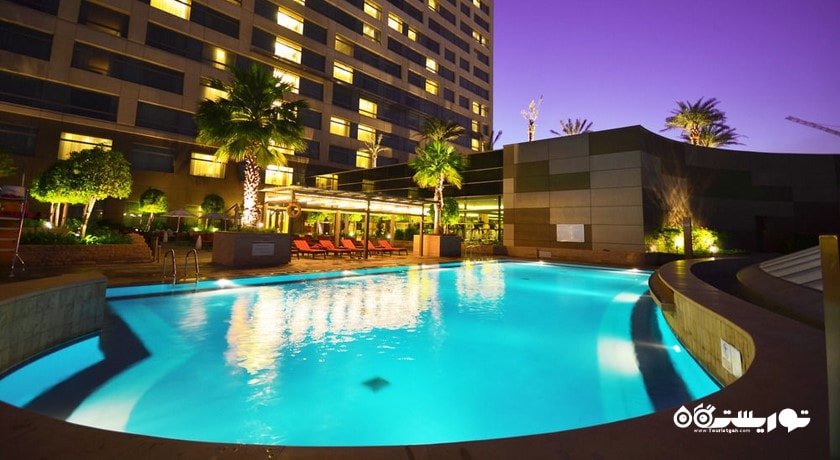 نمای استخر روباز و ساختمان هتل